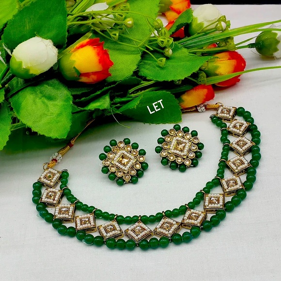 Gold plated crystal stone and beads necklace set with earrings. - Picture 1 of 1